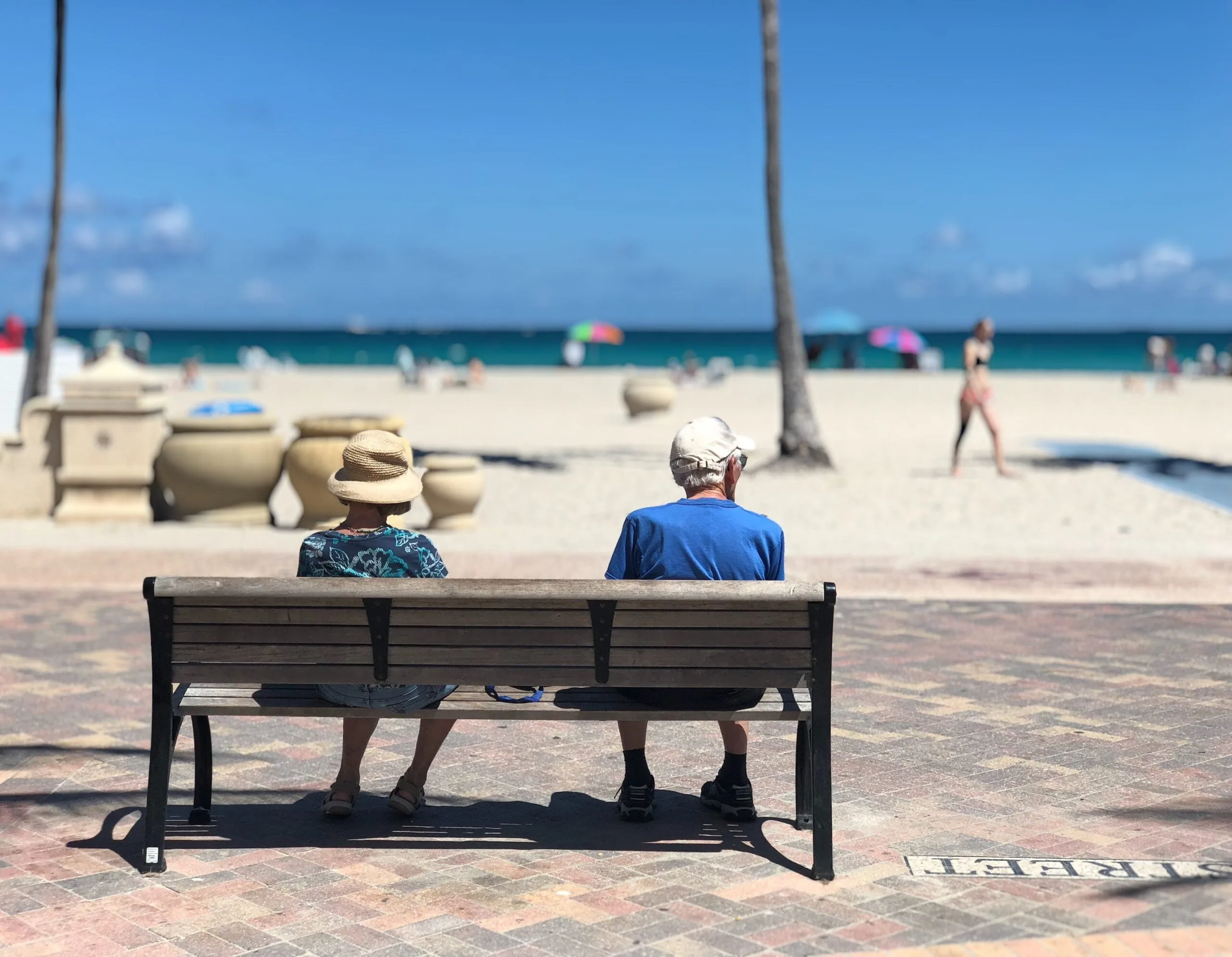 Couple de retraité assis sur un banc, Face à la mer à proximité d'une maison de retraite en Tunisie